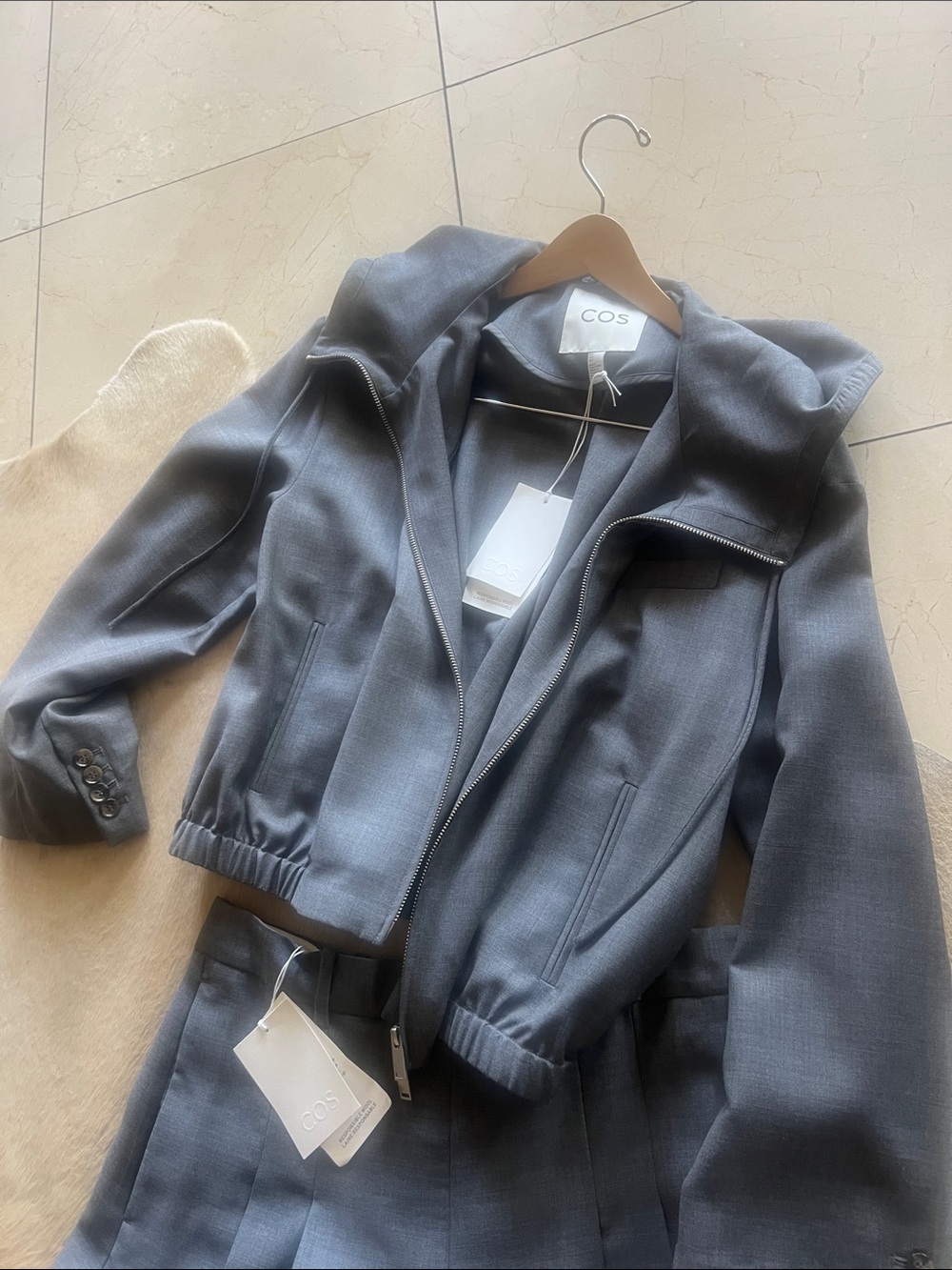 COS tailored set with folded a line skirt and a hooded jacket 6 - Picture 9 of 14